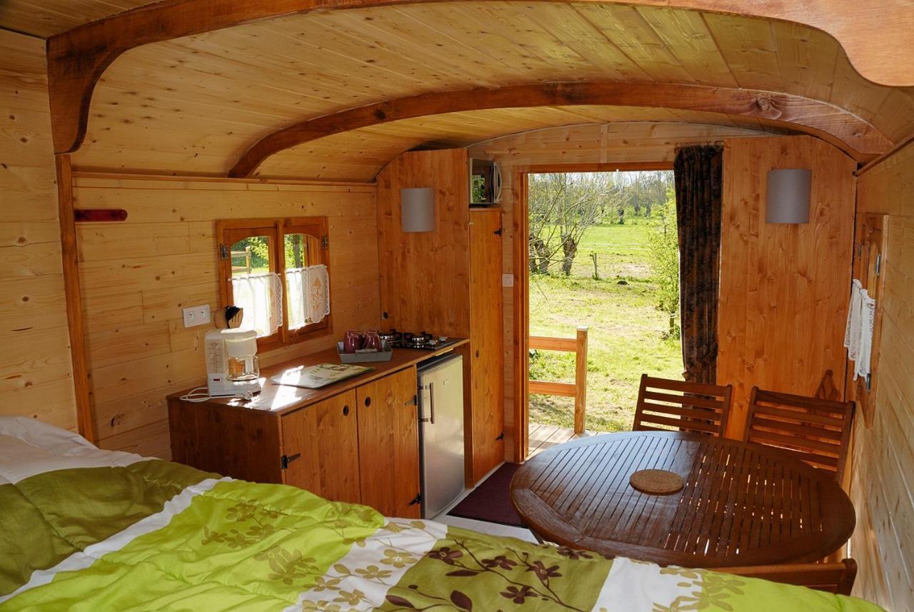 Hotel La Ferme Du Marais Poitevin - Roulotte Benet Esterno foto