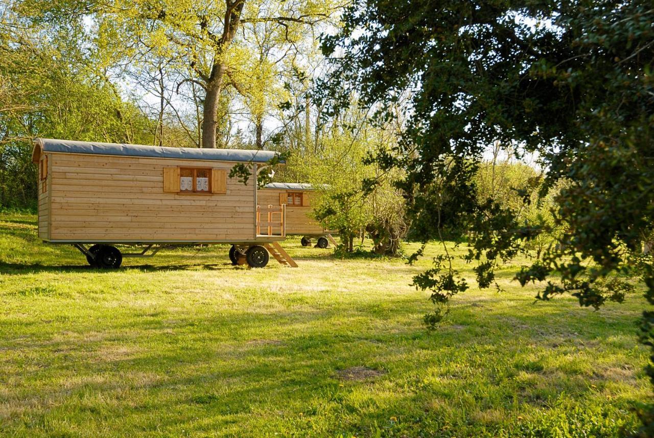 Hotel La Ferme Du Marais Poitevin - Roulotte Benet Esterno foto